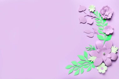Mor arka planda yaprakları olan kağıt çiçeklerden yapılmış çerçeve