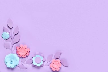 Mor arka planda yaprakları olan kağıt çiçeklerden yapılmış çerçeve
