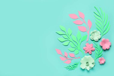 Yeşil arka planda yaprakları olan kağıt çiçeklerden yapılmış çerçeve