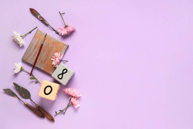 Renkli arka planda ressam aletleri ve çiçekleri olan kompozisyon. Uluslararası Kadınlar Günü