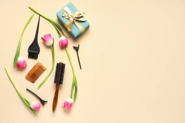 Kuaför aletleri, lale çiçekleri ve Uluslararası Kadınlar Günü hediyesi içeren kompozisyon