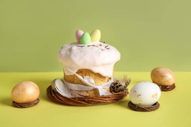Renkli yumurtaların arasında lezzetli Paskalya pastası ile kompozisyon
