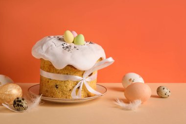 Lezzetli bir Paskalya pastası ve renkli arka planda boyanmış yumurtalar.