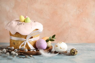 Lezzetli Paskalya pastası ve ahşap tabakta boyalı yumurta renginde kompozisyon