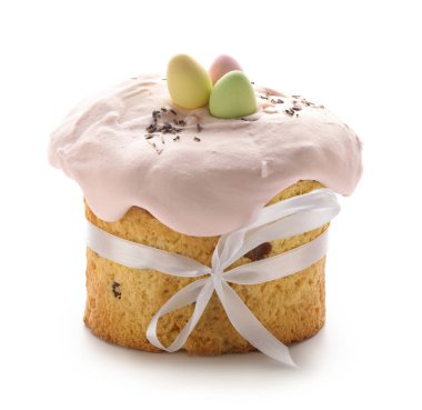 Beyaz arka planda nefis dekore edilmiş Paskalya pastası