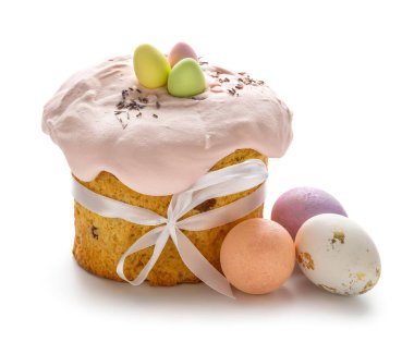 Lezzetli Paskalya pastası ve beyaz arka planda boyanmış yumurtalar.