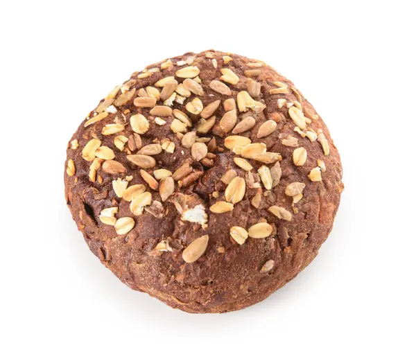 Beyaz arka planda tohumları olan taze tahıllı çörek.