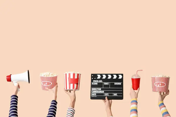 Sok Kéz Film Tapsoló Vödör Popcorn Hangszóró Bézs Alapon — Stock Fotó
