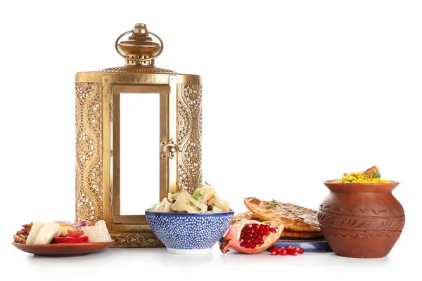 Tradycyjne Wschodnie Potrawy Muzułmańska Latarnia Białym Tle Święto Ramadanu — Zdjęcie stockowe