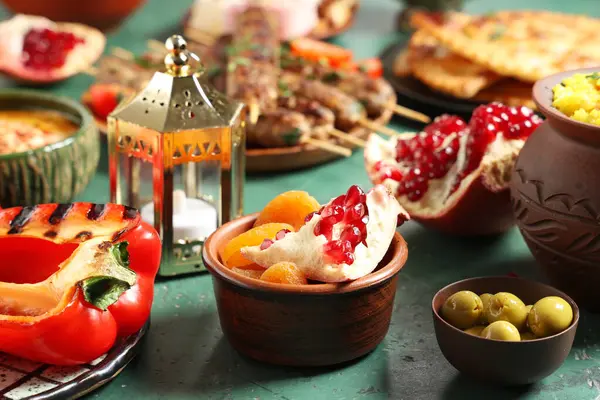 Tradycyjne Wschodnie Potrawy Muzułmańska Latarnia Zielonym Stole Zbliżenie Święto Ramadanu — Zdjęcie stockowe