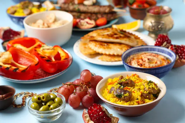 Tradycyjne Dania Kuchni Wschodniej Niebieskim Tle Zbliżenie Święto Ramadanu — Zdjęcie stockowe