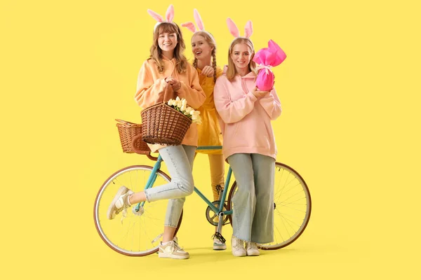 노란색 배경에 부활절 자전거와 — 스톡 사진