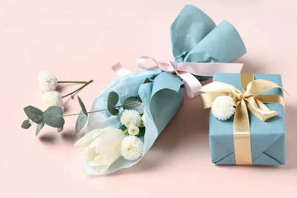 Mini Bouquet Belles Fleurs Printanières Papier Emballage Avec Boîte Cadeau — Photo