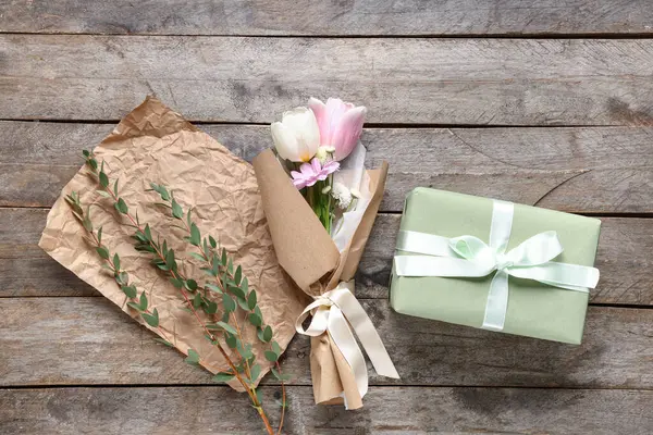 Mini Bouquet Belles Fleurs Printanières Papier Emballage Avec Eucalyptus Boîte — Photo