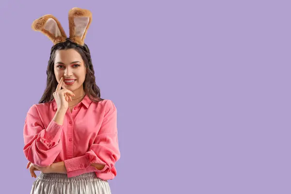 Hermosa Mujer Orejas Conejo Sobre Fondo Lila Celebración Pascua — Foto de Stock