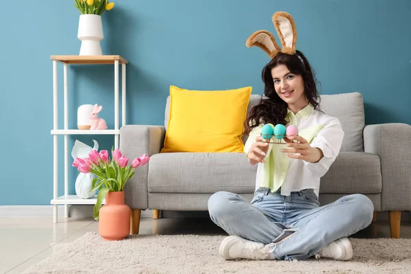 Nyuszifülű Fiatal Húsvéti Tojással Otthon — Stock Fotó