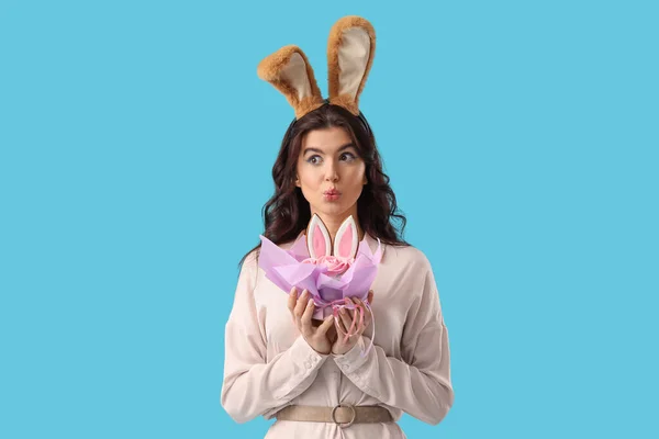 Mujer Hermosa Sorprendida Orejas Conejo Con Pastel Pascua Sobre Fondo — Foto de Stock