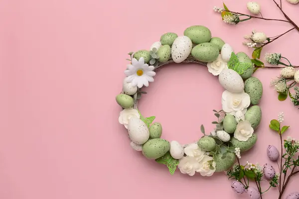 Grinalda Páscoa Com Flores Ovos Borboletas Fundo Rosa — Fotografia de Stock