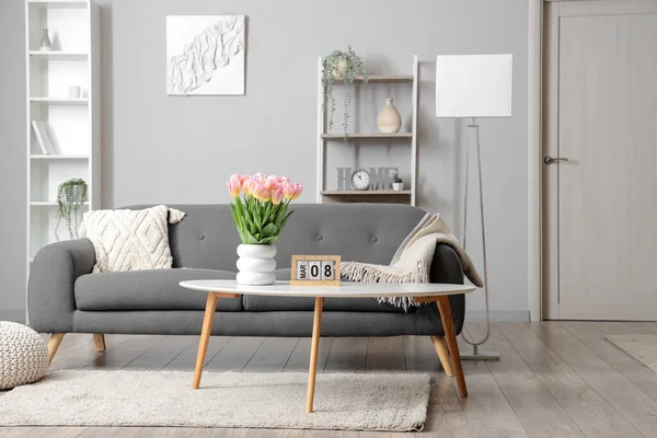Interieur Des Wohnzimmers Mit Sofa Und Tulpen Vase Zum Internationalen — Stockfoto