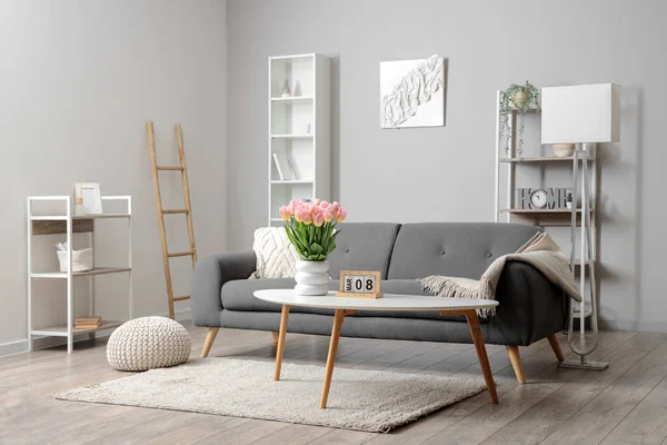 Interieur Des Wohnzimmers Mit Sofa Und Tulpen Vase Zum Internationalen — Stockfoto