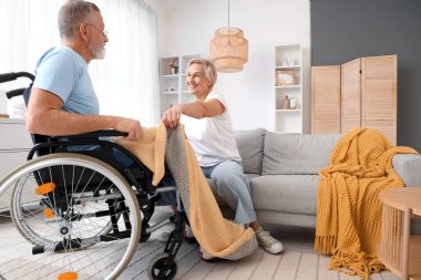 Olgun bir kadın kocasını evde ekoseyle tekerlekli sandalyeye mahkum ediyor.