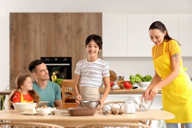 Mutfakta mutlu aile yemekleri