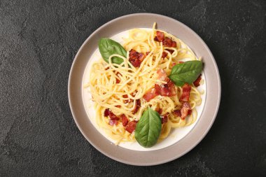 Siyah arka planda lezzetli makarna tabağı.