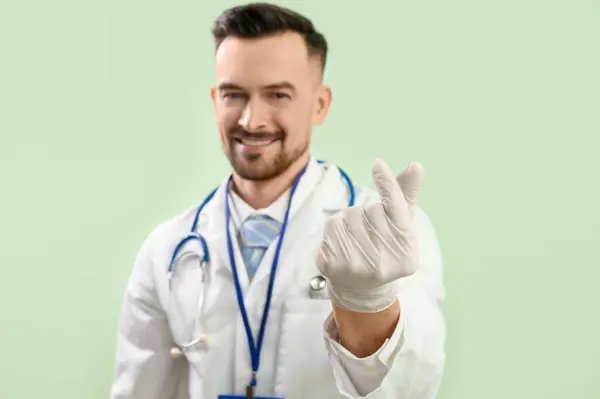 Männlicher Arzt Macht Herz Mit Seinen Fingern Auf Grünem Hintergrund — Stockfoto