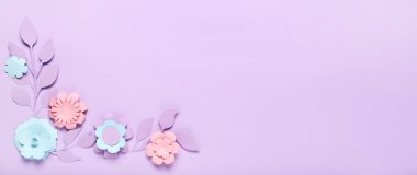 Güzel kağıt çiçekler ve eflatun arkaplan üzerinde yapraklar metin için boşluk