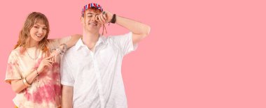 Pembe arka planda birkaç hippi ve mesaj için yer var.