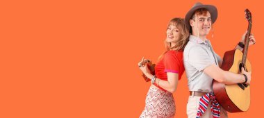 Birkaç hippi turuncu arka planda gitar çalıyor ve metin için yer var.