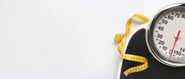 Beyaz arkaplanda ölçüm ve ölçekleme bandı ve metin için boşluk. Kilo verme konsepti