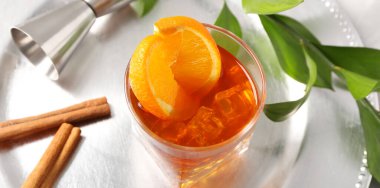 Bir bardak soğuk Old Fashioned Cocktail masada, yakın plan.