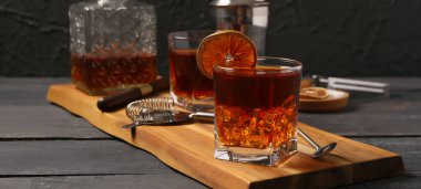 Bir bardak soğuk Eski moda Kokteyl Koyu ahşap masada