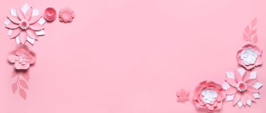 Kağıt çiçeklerden yapılmış çerçeve ve pembe arkaplanda yapraklar
