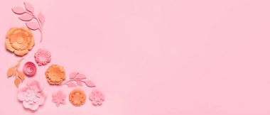 Güzel kağıt çiçekler ve pembe arkaplandaki yapraklar metin için boşluk ile