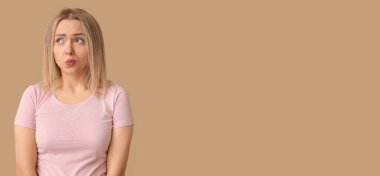 Bej arka planda utanmış genç bir kadın ve mesaj için yeri var.