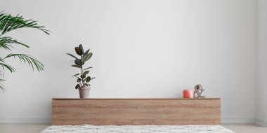 Modern TV 'nin ışık duvarının yanında durduğu şık bir oda.