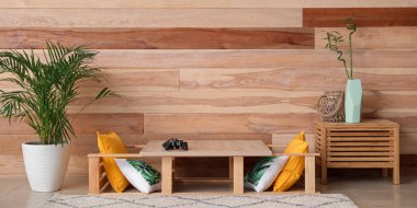 Modern TV 'nin ahşap duvarın yanında durduğu şık bir oda.