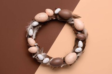 Renkli yumurta ve tüylü Paskalya çelengi