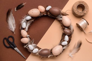 Renk tablosunda Paskalya çelengi yapmak için gerekli malzemelerle kompozisyon