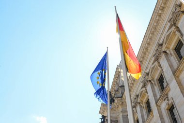 Berlin 'deki Reichstag binası yakınlarındaki Almanya ve Avrupa Birliği bayrakları, yakın plan