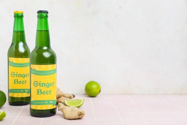 Limonlu taze zencefilli bira şişeleri.