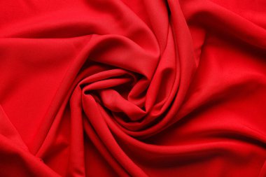 Arkaplan olarak buruşmuş kırmızı ipek kumaşın yakın görünümü