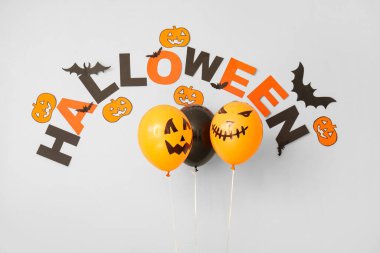 Balonlu Cadılar Bayramı Kelime ve beyaz arka planda kağıt dekor