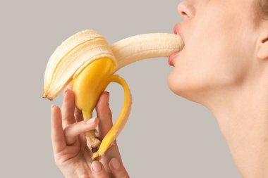 Hafif arka planda muzlu genç bayan, yakın plan. Seks konsepti