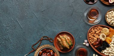 Koyu arka planda farklı Doğu tatlıları. Metin ve üst görünüm için yer var. Ramazan kutlaması