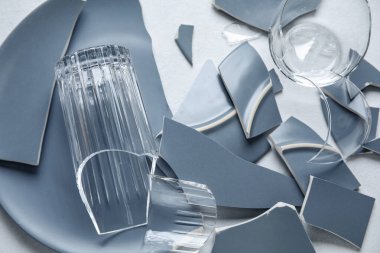 Kırık cam ve tabak arka planda, yakın plan.