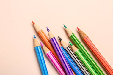 Açık arkaplanda renkli kalem grubu