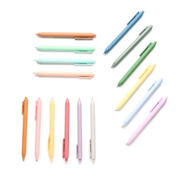 Beyaz arkaplanda renkli kalemler